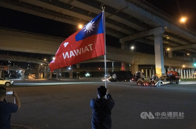 台湾对美采购的最后 1 批、28 辆 M1A2T 坦克昨晚运抵台北港，于今天（4 月 27 日） 0 时 10 分起由民间大型拖板车运载驶离台北港，将转运至位于新竹湖口的装甲兵训练指挥部