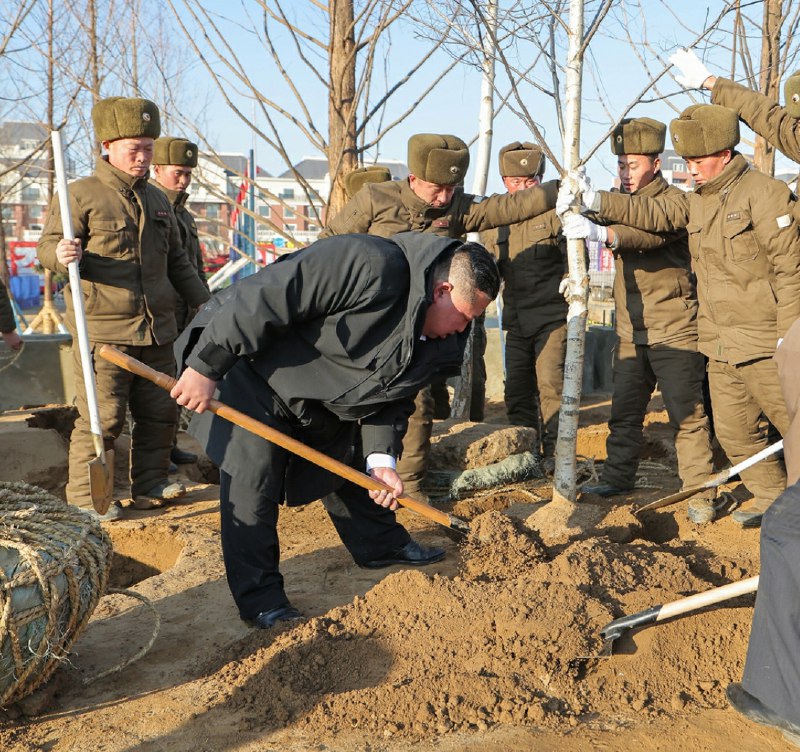 金正恩在首都平壤为海外军事作战牺牲的援俄将士建功勋纪念馆2026年1月5日，金正恩带着女儿金主爱参加“义务劳动”，亲手植下纪念树