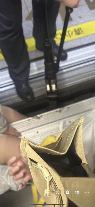 补充#地铁9月11日上午7时许，#上海，地铁8号线西藏南路站往沈杜公路站方向，车门处一名乘客不慎将腿卡在列车与站台缝隙中，随即车站使用扩张器帮助脱困