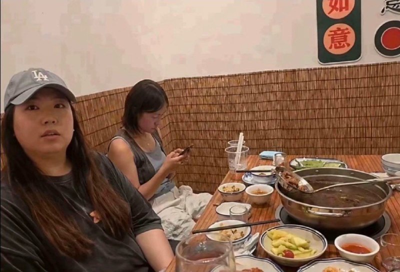 小仙女为了吃 霸王餐 #白嫖 嫌潮汕火锅太淡，欲写5000字差评