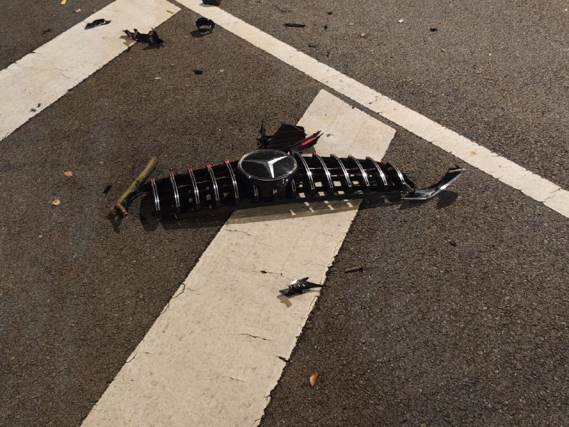 地址:福建福安市富村大道年轻小伙子，没喝酒，开太快了，然后尽力避让突然转弯出来的出车，就撞树上了，然后跑到对面的道路了，人都没事