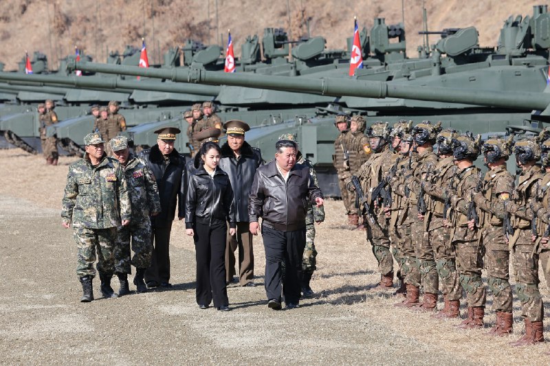 朝鲜 劳动党总书记、国务委员长 #金正恩 19 日视察 #朝鲜 人民军首都防御军直属平壤第 60 训练基地，观摩了步兵和 #坦 克兵部队协同攻击战术 #演习 #军事 #武器感谢家人们投稿！朝鲜 劳动党总书记、国务委员长 #金正恩 19 日视察 #朝鲜 人民军首都防御军直属平壤第 60 训练基地，观摩了步兵和 #坦 克兵部队协同攻击战术 #演习 #军事 #武器感谢家人们投稿！