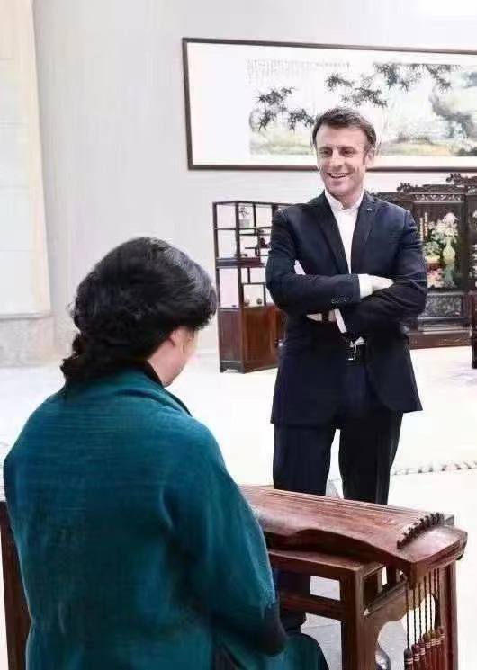 #马克龙 有面了！为了欢迎他，我们竟然拿出了一把千年古琴弹就给马克龙听