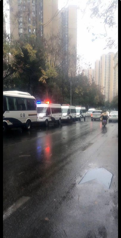 最新消息，长沙小区今天门口依旧有大量警车戒备，外卖平台中饿了么、美团均无法送餐，而京东配送仍可正常进入