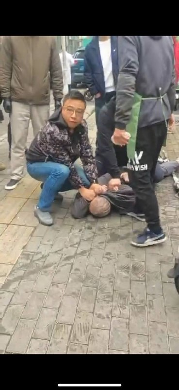 3月31日10时许，武汉青松路有人持刀随机捅人！#武汉 #捅人 😱😱监控视频里不到7秒钟捅了四五个，七八个人被捅，死了好几个！3月31日10时许，武汉青松路有人持刀随机捅人！#武汉 #捅人 😱😱监控视频里不到7秒钟捅了四五个，七八个人被捅，死了好几个！