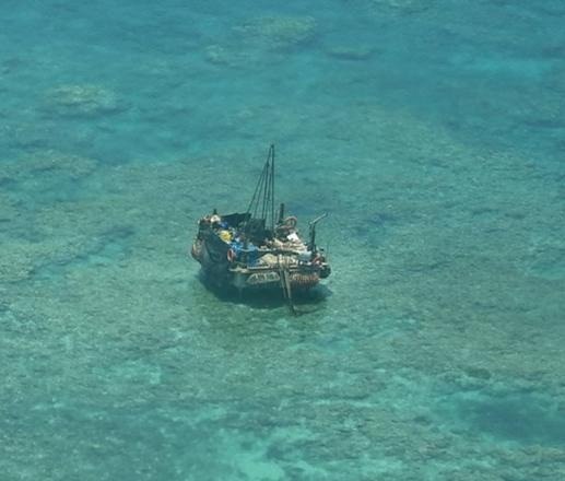菲律宾在今天公布了位于黄岩岛附近的“浮动结构”照片