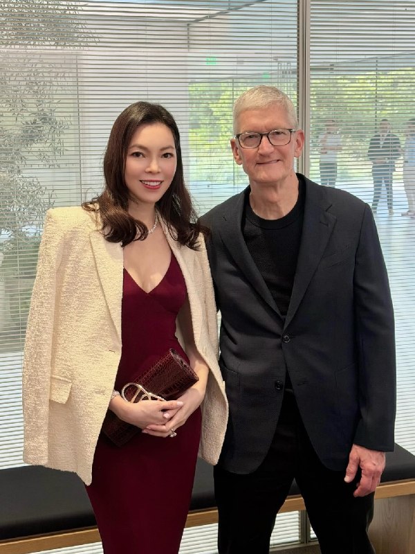 库克退休晚宴邀请郭台铭夫妇十八年前，郭台铭和曾馨莹结婚时特别邀请Tim Cook，库克亲自到台湾参加他们的婚礼