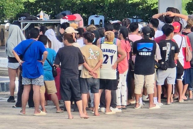 泰国警方消息：来自 #妙瓦底 #KK 园区的外国逃亡者已达1,049人！日期：2025年10月24日泰国达府边境指挥中心通报，自10月22日起，陆续有大量外籍人士通过自然通道从缅甸非法入境泰国，主要集中在达府湄索县（Mae Sot）Mae Ku镇第1村与第9村一带湄索县县长表示：截至10月24日上午7时，已协助拘留并安置1,049名非法入境外国人