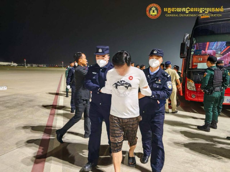 110名涉嫌网络诈骗的中国人被驱逐出境昨天晚上，柬埔寨移民局与中国驻柬埔寨大使馆合作，在德崇国际机场使用专机遣返共计110名涉嫌网络诈骗的中国公民（无女性）