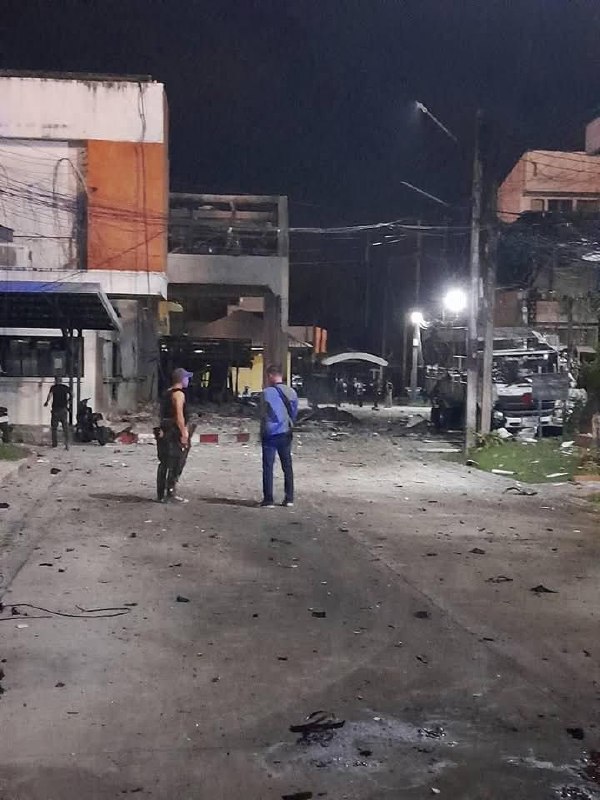 酿两死11伤泰国 陶公府双溪哥乐镇（Sungai Golok）星期六（3月8日）夜间发生爆炸与 枪击 #恐怖袭击 事件，造成两名志愿警察死亡，11人受伤