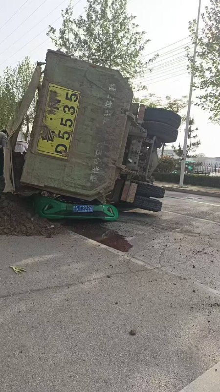 #车祸 山东德州德城区(大刘庄)双一路与双魏大道路口，出租车正常等红绿灯，被渣土车侧压成压缩包了！感谢家人们投稿！#车祸 山东德州德城区(大刘庄)双一路与双魏大道路口，出租车正常等红绿灯，被渣土车侧压成压缩包了！感谢家人们投稿！