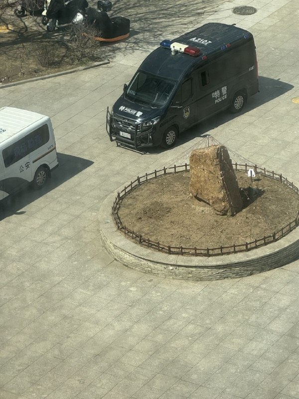 今天上午12点多辽宁省沈阳市大东区明城嘉苑小区，有一名安装窗户的工人从28楼连同绳子还有框架一同坠落身亡，有大量警察在现场，周围拉起警戒线，坠亡工人尸体盖上了黑布感谢家人们投稿！今天上午12点多辽宁省沈阳市大东区明城嘉苑小区，有一名安装窗户的工人从28楼连同绳子还有框架一同坠落身亡，有大量警察在现场，周围拉起警戒线，坠亡工人尸体盖上了黑布感谢家人们投稿！