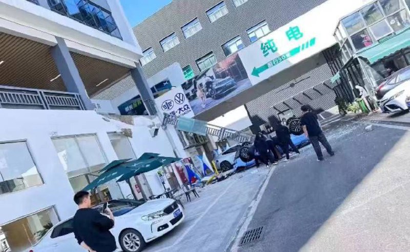 2023.11.18，广东深圳，#小鹏 汽车深圳观澜交付中心，一辆小鹏汽车从交付中心二楼坠落，整个车身翻倒，车头损毁严重