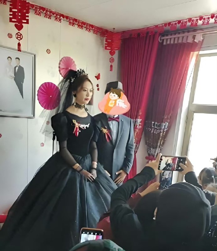 甘肃一新娘穿黑色婚纱举行婚礼，网友：新郎压力山大 ​​​黑婚纱的意思是只有丧偶，没有离婚！你能接受吗？感谢家人们投稿！甘肃一新娘穿黑色婚纱举行婚礼，网友：新郎压力山大 ​​​黑婚纱的意思是只有丧偶，没有离婚！你能接受吗？感谢家人们投稿！
