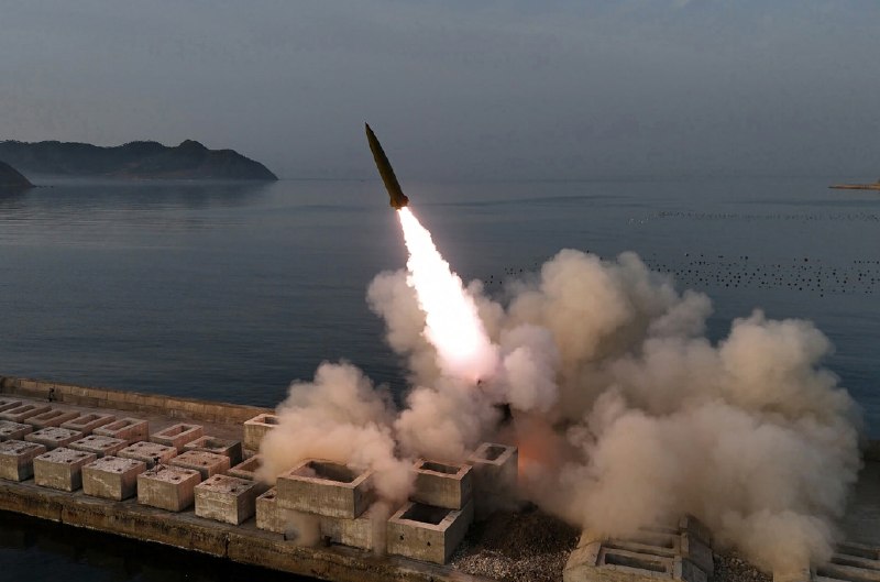 朝中社平壤 4 月 20 日电　朝鲜民主主义人民共和国导弹总局 4 月 19 日进行经改良的“火星炮－11丁”型地对地战术弹道导弹试射，评估了导弹战斗部威力