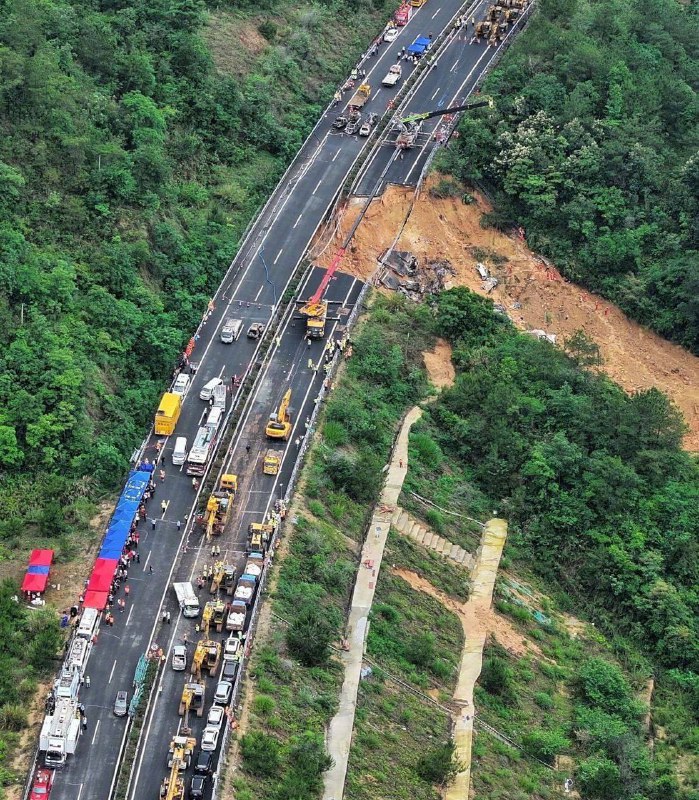 广州 梅大 高速 路面 #塌陷 致24人死亡 应急管理部派出工作组广州 梅大 高速 路面 #塌陷 致24人死亡 应急管理部派出工作组
