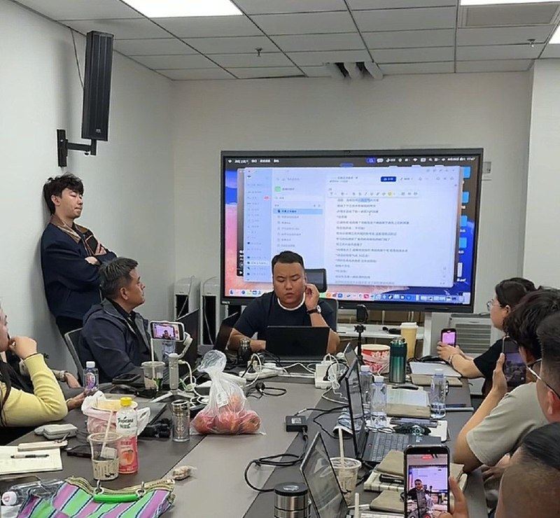 曝 陈翔六点半 演员 集体倒戈出走核心原因是陈翔搞集权管控，演员只能拿固定薪资，禁个人IP、无分红，更尴尬的是，账号7500万粉，广告报价仅38万，都不如外网十几万粉博主报价剧中的演员名气都很大，但拿着与名气不符合的工资，给其他MCN公司早就一个人一个IP了，最终人心散了…散伙 #陈翔六点半 演员感谢家人们投稿！曝 陈翔六点半 演员 集体倒戈出走核心原因是陈翔搞集权管控，演员只能拿固定薪资，禁个人IP、无分红，更尴尬的是，账号7500万粉，广告报价仅38万，都不如外网十几万粉博主报价剧中的演员名气都很大，但拿着与名气不符合的工资，给其他MCN公司早就一个人一个IP了，最终人心散了…散伙 #陈翔六点半 演员感谢家人们投稿！