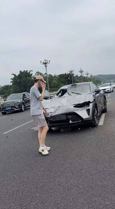 刚 提车 就撞了一辆 #劳斯莱斯 保险会赔吗？ #车祸 #聊天记录感谢来自某频道的投稿！刚 提车 就撞了一辆 #劳斯莱斯 保险会赔吗？ #车祸 #聊天记录感谢来自某频道的投稿！