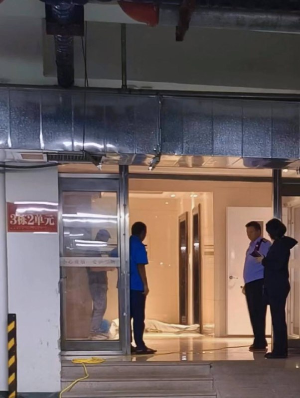 电梯9楼下坠负一楼，死了一个人