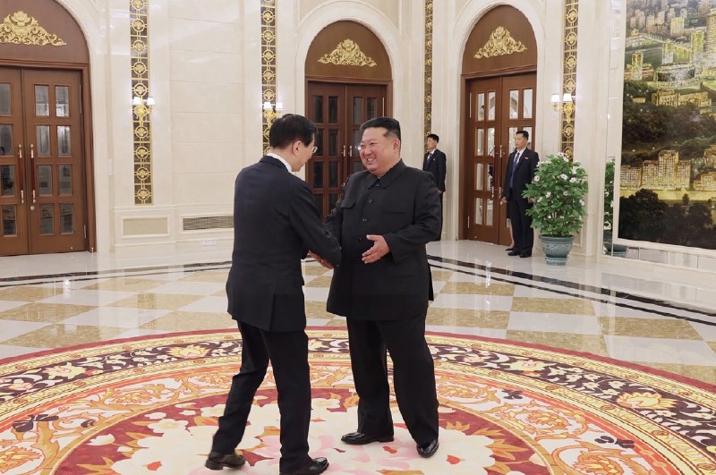 金正恩 在 16 号会见王沪宁率领的中华人民共和国党政代表团，代表团参谒锦绣山太阳宫、参观朝鲜劳动党中央干部学校，并在羊角岛国际饭店参加《朝中友好合作互助条约》签订 65 周年纪念招待会 #金正恩感谢家人们投稿！金正恩 在 16 号会见王沪宁率领的中华人民共和国党政代表团，代表团参谒锦绣山太阳宫、参观朝鲜劳动党中央干部学校，并在羊角岛国际饭店参加《朝中友好合作互助条约》签订 65 周年纪念招待会 #金正恩感谢家人们投稿！