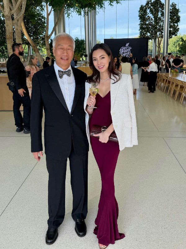 库克退休晚宴邀请郭台铭夫妇十八年前，郭台铭和曾馨莹结婚时特别邀请Tim Cook，库克亲自到台湾参加他们的婚礼