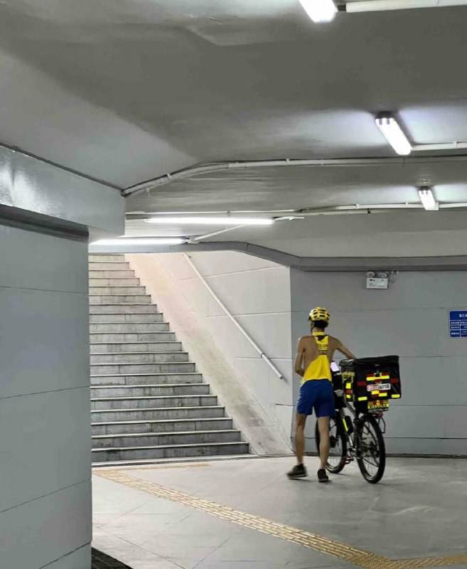 看背影，外卖小哥，强的可怕！外卖超时，不可能的#外卖小哥 #从外卖员开始崛起by 匿名投稿看背影，外卖小哥，强的可怕！外卖超时，不可能的#外卖小哥 #从外卖员开始崛起by 匿名投稿