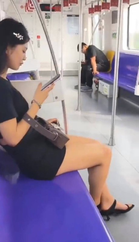 单身群友 想看 看看逼 👀 #地铁 👀单身群友 想看 看看逼 👀 #地铁 👀