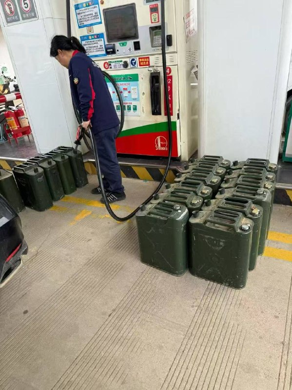 好似 加油站 油不用钱一样油价 上涨 📈感谢家人们投稿！好似 加油站 油不用钱一样油价 上涨 📈感谢家人们投稿！
