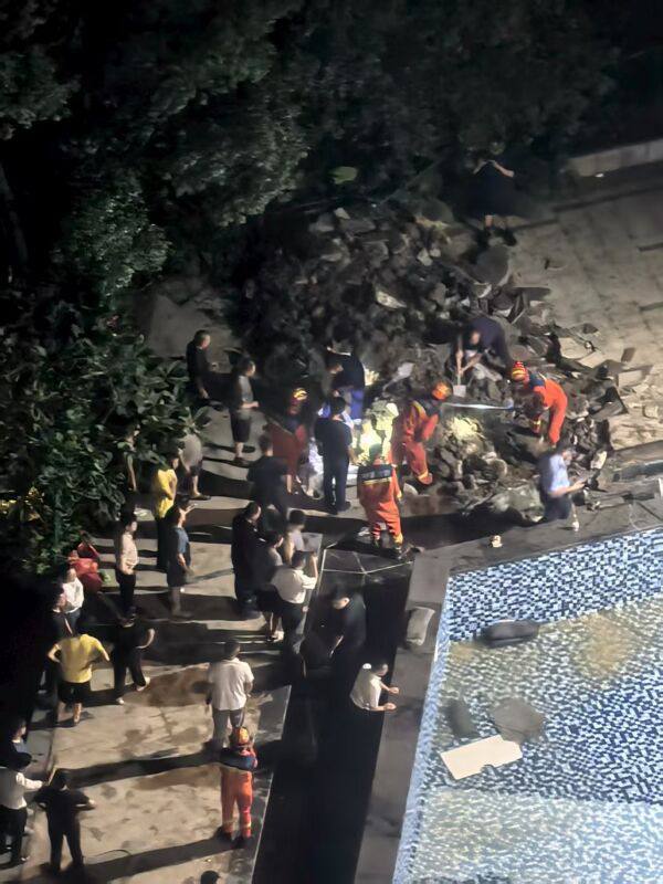 8月29日 广东 清远 保利天汇三期宸悦花园 有小孩在 游泳池 游泳 被 吸入下水管道 ！ #死神来了 剧情 ？感谢来自某频道的投稿！8月29日 广东 清远 保利天汇三期宸悦花园 有小孩在 游泳池 游泳 被 吸入下水管道 ！ #死神来了 剧情 ？感谢来自某频道的投稿！