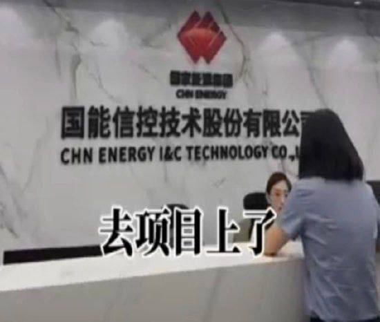 家庭背景不一般，体育生还能进金融体系？这下好了上班时间炫富拍照，开着帕拉梅拉上班，下班打高尔夫