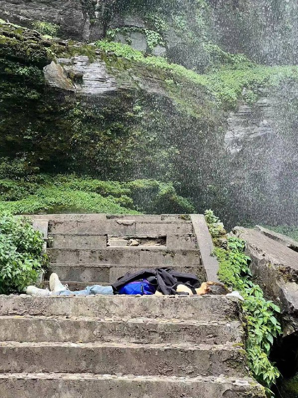 #爬山 有风险 #砸人 #事故 🙏