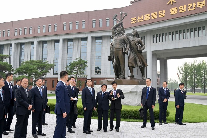 金正恩 在 16 号会见王沪宁率领的中华人民共和国党政代表团，代表团参谒锦绣山太阳宫、参观朝鲜劳动党中央干部学校，并在羊角岛国际饭店参加《朝中友好合作互助条约》签订 65 周年纪念招待会 #金正恩感谢家人们投稿！金正恩 在 16 号会见王沪宁率领的中华人民共和国党政代表团，代表团参谒锦绣山太阳宫、参观朝鲜劳动党中央干部学校，并在羊角岛国际饭店参加《朝中友好合作互助条约》签订 65 周年纪念招待会 #金正恩感谢家人们投稿！