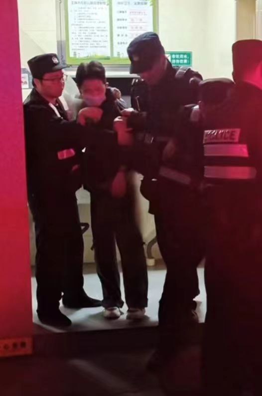 3.13晚，#台州 玉环沙门镇男生蹲女厕偷拍如厕被抓现行3.13晚，#台州 玉环沙门镇男生蹲女厕偷拍如厕被抓现行