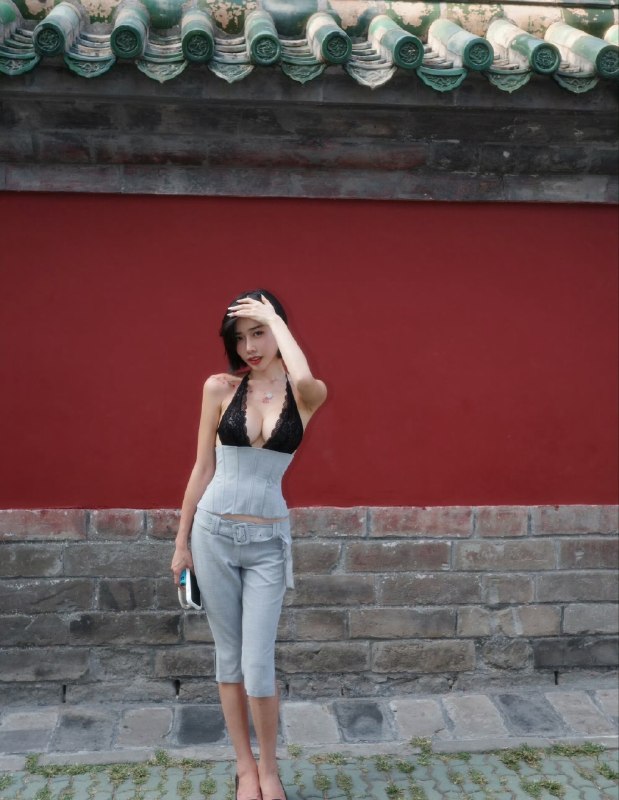 台湾女游客在北京天坛打卡拍照，偏大胆的穿搭引网友不满！到底是哪些群体在不满😵‍💫感谢家人们投稿！台湾女游客在北京天坛打卡拍照，偏大胆的穿搭引网友不满！到底是哪些群体在不满😵‍💫感谢家人们投稿！