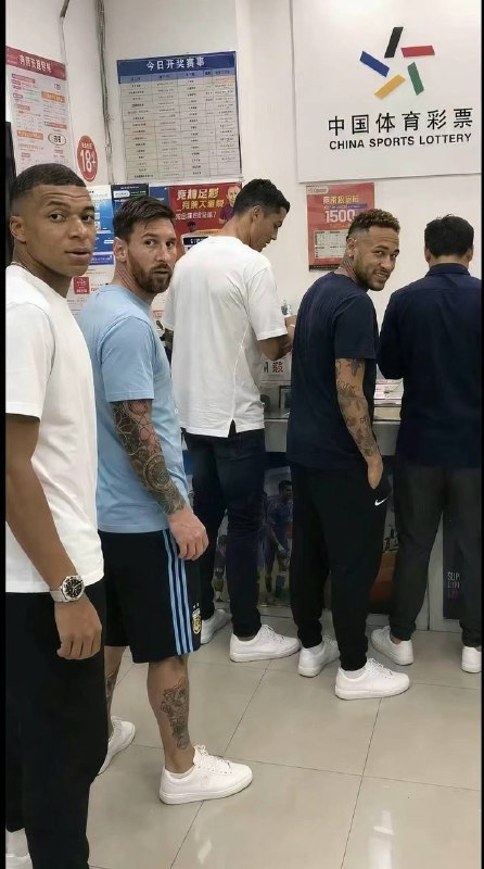 排队 买球了 ⚽感谢家人们投稿！排队 买球了 ⚽感谢家人们投稿！