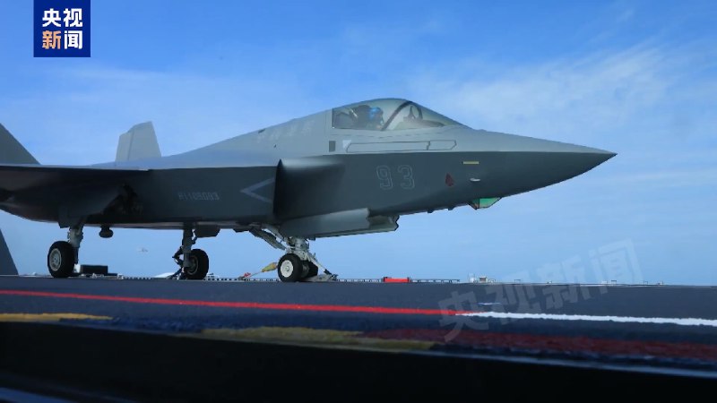 海军 福建舰 055延安舰、054A通辽舰等多艘舰艇组成的 #航母 编队在完成海上训练任务后返回三亚某军港，这是 福建舰 入列后首次海上实兵训练任务任务中，歼-35、歼-15T、歼-15DT、空警-600等多型舰载机完成了多架次弹射起飞和着舰训练，有效检验了福建舰电磁弹射、回收和甲板作业能力，舰机适配性得到进一步验证
