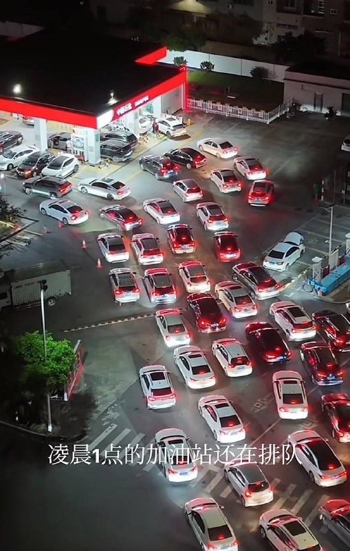 按公开说法，大陆战略储备大约有 4.5 亿桶，商业储备大约 8.5 亿桶，合起来大致在 12 亿到 14.7 亿桶之间