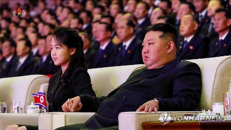 金正恩之女或已被定为接班人韩国国家情报院（国情院）1日表示，朝鲜国务委员会委员长金正恩之女金主爱（音）频繁见诸报端，这实际上表明她已进入接班人内定阶段