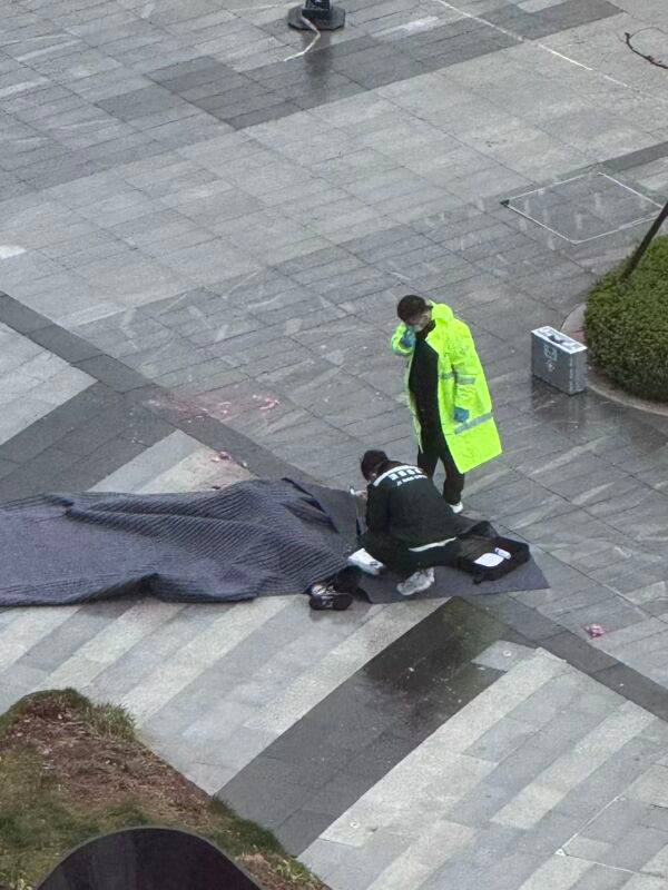 #跳楼 3月18日上午济南舜泰广场云泉中心楼上有人跳楼！感谢家人们投稿！#跳楼 3月18日上午济南舜泰广场云泉中心楼上有人跳楼！感谢家人们投稿！