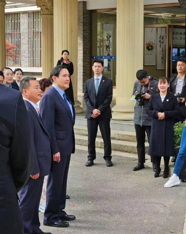 #马英九 在母亲的母校参观