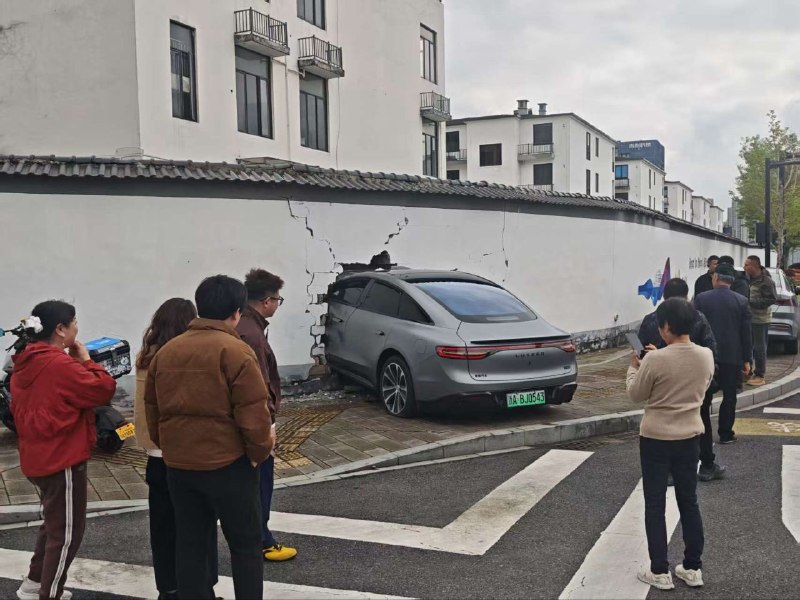 穿墙高手 又挡住了 😅 #车祸 #穿墙感谢家人们投稿！穿墙高手 又挡住了 😅 #车祸 #穿墙感谢家人们投稿！