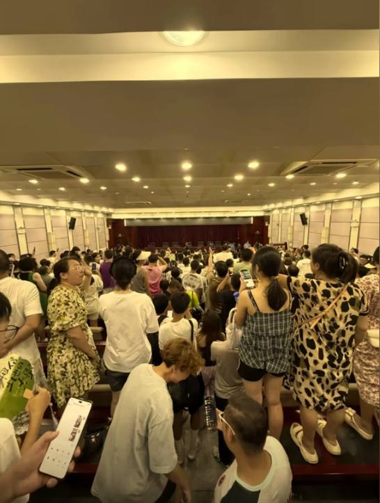 8月4日 四川 江油  前一天的 #霸凌 事件发生后，大批当地民众前往市政府声援受害者家属，要求严惩施暴者