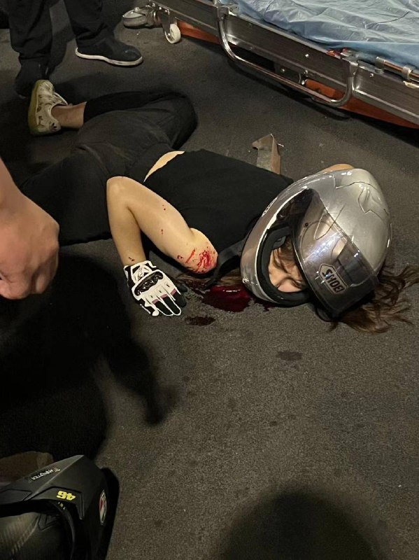 5月27日重庆，汽车闯红灯撞了女摩托车骑手，倒地不起受伤大叫，女骑手的车友找汽车车主理论 #摩托车 🏍️#女骑士 #车祸5月27日重庆，汽车闯红灯撞了女摩托车骑手，倒地不起受伤大叫，女骑手的车友找汽车车主理论 #摩托车 🏍️#女骑士 #车祸