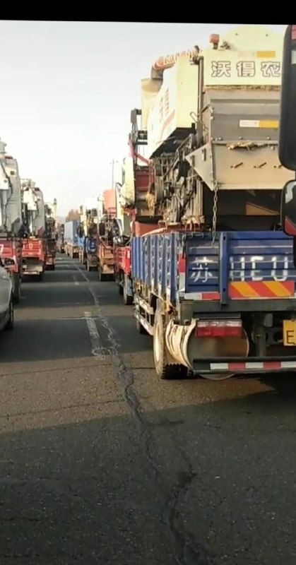 小麦收割机扣押在高速收费站，河南南阳、河南各地高速每天几百台收割机因超宽超高无法下高速，查超宽、超高，查收割机各种作业证