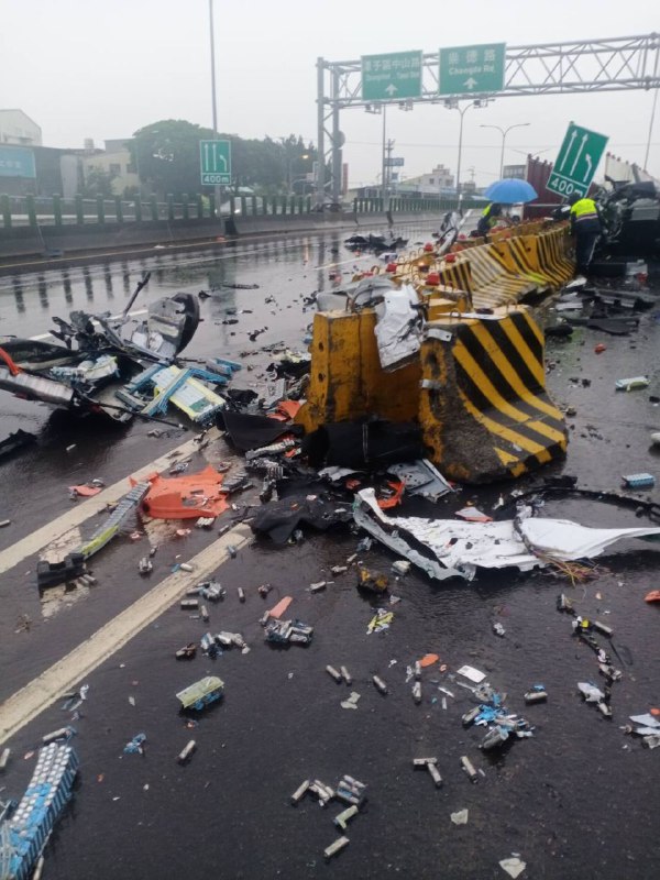 #酒駕 #車禍 發生在台灣台中，車上2人當場死亡，特斯拉車子斷成2截#酒駕 #車禍 發生在台灣台中，車上2人當場死亡，特斯拉車子斷成2截