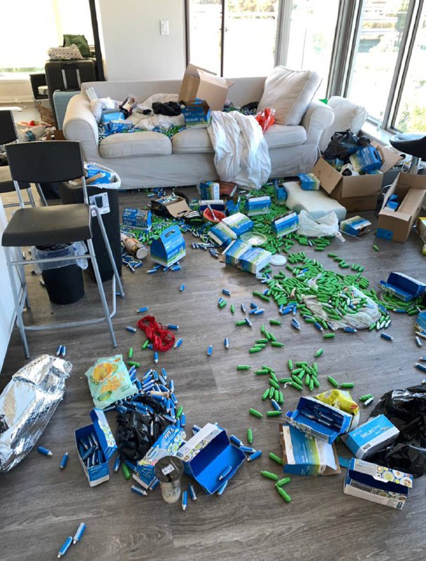 #网传 曝光一个跑路回 上海 毒虫 外围女 #留学生 颜yu琪 (微信: 可爱小桃花)(ins:Yuaivannn)竟然把自己的亲生儿子放在气瓶和她 #吸毒 吸大后失禁的尿里，自己跑出去约会吃海胆，让孩子独自在家活活饿死