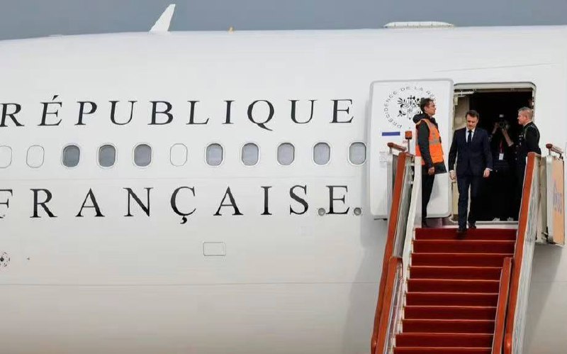 昨天很热的一张照片，找到了摄影师和摄影角度  #马克龙by 匿名投稿昨天很热的一张照片，找到了摄影师和摄影角度  #马克龙by 匿名投稿