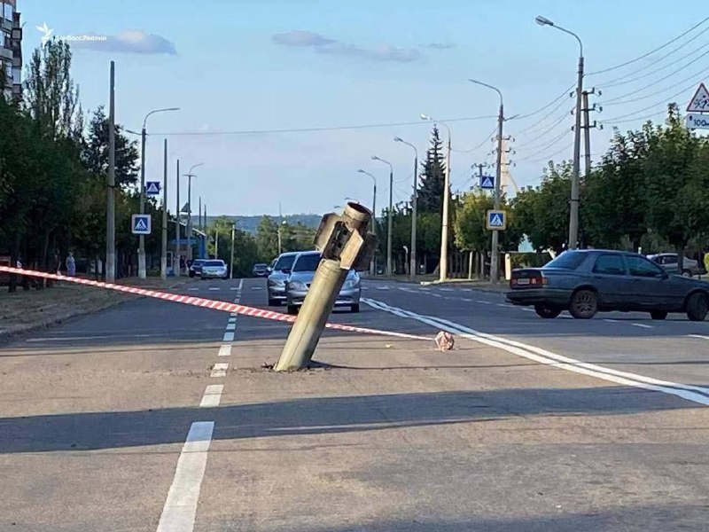 一枚 #俄罗斯 导弹 落在 #乌克兰 克拉玛托斯克大街上，因质量问题 没有 #爆炸，竟成了市民们网红打卡地