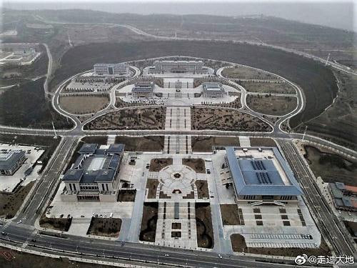贫困县建豪华政府大楼 想找官员？先爬百级台阶！感谢家人们投稿！贫困县建豪华政府大楼 想找官员？先爬百级台阶！感谢家人们投稿！