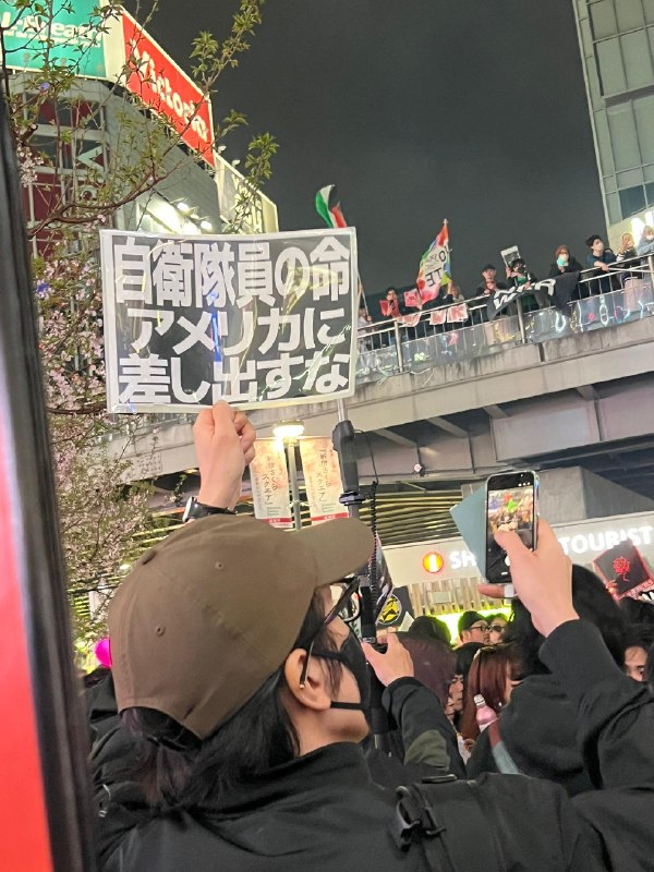 日本爆发「反法西斯、反种族主义、反高市早苗、反川普」抗议活动昨晚，东京新宿举办了一场和平音乐节（和平フェス）, 吸引了许多年轻人聚集